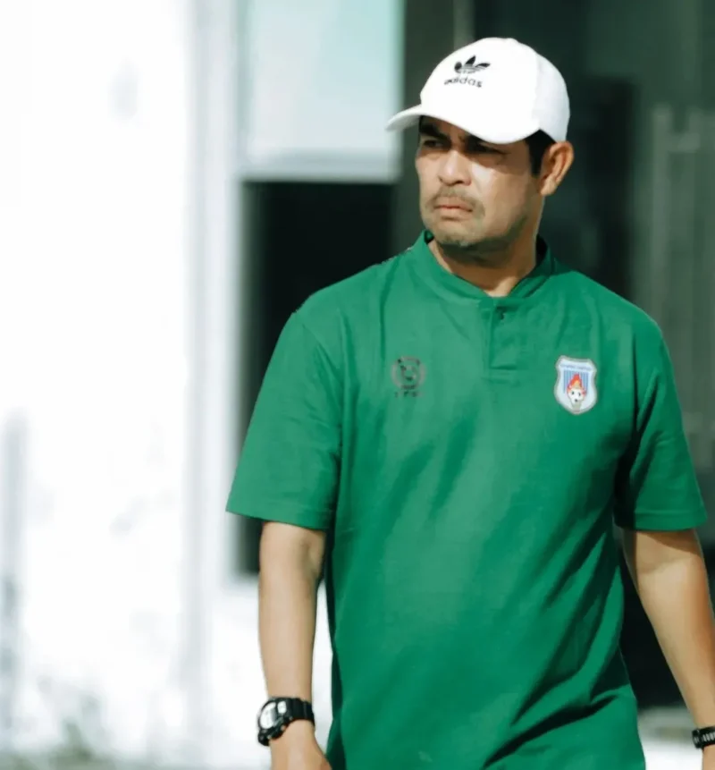 Nil Maizar kembali menukangi Semen Padang FC untuk musim 2026/2027. (Foto: IG @coach_nil70)