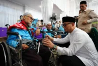 Wamenhaj Dahnil Anzar Simanjuntak berdialog dengan jemaah haji Aceh. (Foto: Kemenhaj)