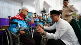 Wamenhaj Dahnil Anzar Simanjuntak berdialog dengan jemaah haji Aceh. (Foto: Kemenhaj)