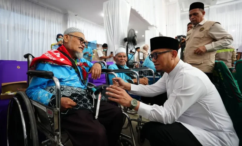 Wamenhaj Dahnil Anzar Simanjuntak berdialog dengan jemaah haji Aceh. (Foto: Kemenhaj)