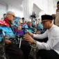 Wamenhaj Dahnil Anzar Simanjuntak berdialog dengan jemaah haji Aceh. (Foto: Kemenhaj)