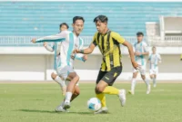 Pemain PSP Padang saat berduel dengan pemain Persengan Nganjuk. (Foto: IG @official_psppadang)