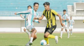 Pemain PSP Padang saat berduel dengan pemain Persengan Nganjuk. (Foto: IG @official_psppadang)