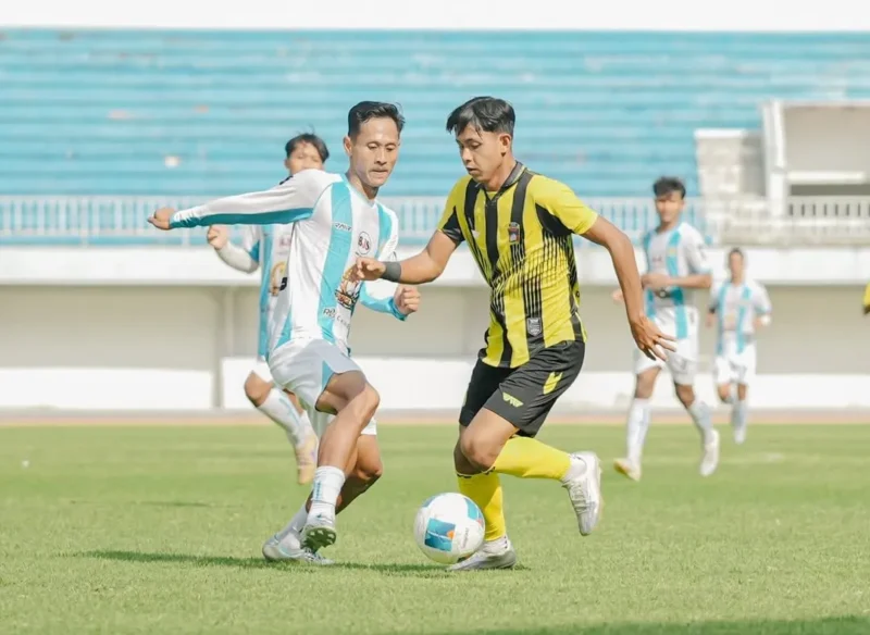 Pemain PSP Padang saat berduel dengan pemain Persengan Nganjuk. (Foto: IG @official_psppadang)