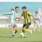 Pemain PSP Padang saat berduel dengan pemain Persengan Nganjuk. (Foto: IG @official_psppadang)