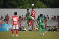Pemain PSPP Padang Panjang berduel dengan pemain Persibangga. (Foto: Diskominfo Padang Panjang)
