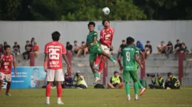 Pemain PSPP Padang Panjang berduel dengan pemain Persibangga. (Foto: Diskominfo Padang Panjang)