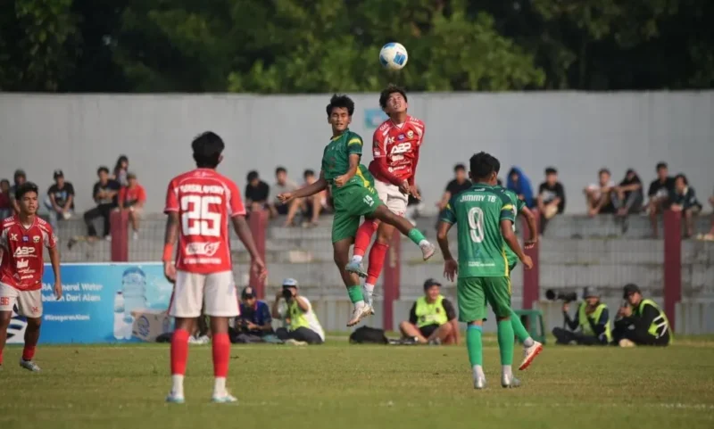 Pemain PSPP Padang Panjang berduel dengan pemain Persibangga. (Foto: Diskominfo Padang Panjang)