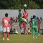 Pemain PSPP Padang Panjang berduel dengan pemain Persibangga. (Foto: Diskominfo Padang Panjang)