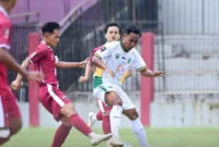 Pemain PSPP Padang Panjang berduel dengan pemain Sylva Kalteng 2-1. (Foto: Diskominfo Padang Panjang)
