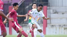 Pemain PSPP Padang Panjang berduel dengan pemain Sylva Kalteng 2-1. (Foto: Diskominfo Padang Panjang)