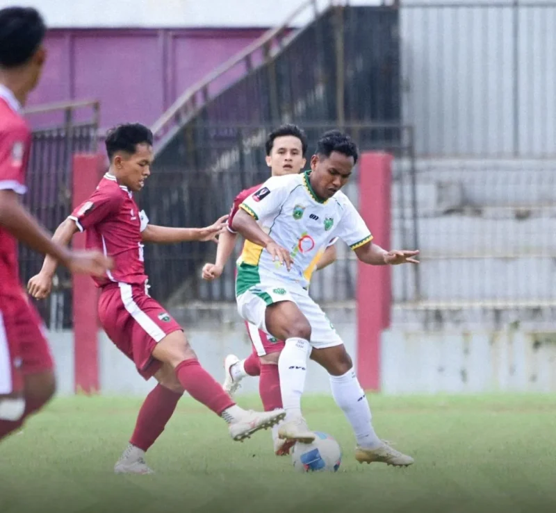Pemain PSPP Padang Panjang berduel dengan pemain Sylva Kalteng 2-1. (Foto: Diskominfo Padang Panjang)