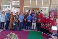 Kepala Dinas Sosial Sumbar, Syaifullah (lima dari kanan) foto bersama Asisten II, Hadi Susilo (enam dari kiri) dan Kepala Panti Asuhan, Aprinal (empat dari kiri) serta para undangan lainnnya usai peresmian. (Foto: Dok. Niks)