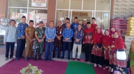 Kepala Dinas Sosial Sumbar, Syaifullah (lima dari kanan) foto bersama Asisten II, Hadi Susilo (enam dari kiri) dan Kepala Panti Asuhan, Aprinal (empat dari kiri) serta para undangan lainnnya usai peresmian. (Foto: Dok. Niks)