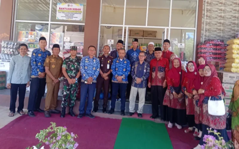 Kepala Dinas Sosial Sumbar, Syaifullah (lima dari kanan) foto bersama Asisten II, Hadi Susilo (enam dari kiri) dan Kepala Panti Asuhan, Aprinal (empat dari kiri) serta para undangan lainnnya usai peresmian. (Foto: Dok. Niks)