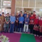 Kepala Dinas Sosial Sumbar, Syaifullah (lima dari kanan) foto bersama Asisten II, Hadi Susilo (enam dari kiri) dan Kepala Panti Asuhan, Aprinal (empat dari kiri) serta para undangan lainnnya usai peresmian. (Foto: Dok. Niks)