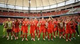Para pemain Swiss memberikan apresiasi kepada para penggemar setelah kemenangan 2-1 atas Kanada dalam pertandingan Grup B Piala Dunia FIFA 2026. (Foto: FIFA.com)