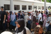 Para penumpang bersiap menaiki KA Pariaman Ekspres. (Foto: KAI Divre II Sumbar)