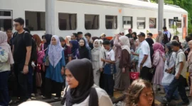 Para penumpang bersiap menaiki KA Pariaman Ekspres. (Foto: KAI Divre II Sumbar)