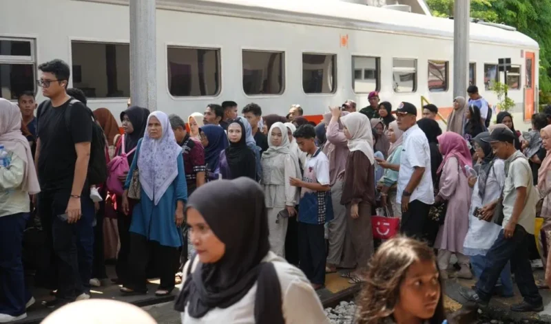 Para penumpang bersiap menaiki KA Pariaman Ekspres. (Foto: KAI Divre II Sumbar)