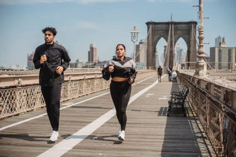 Ilustrasi pasangan sedang jogging bersama. (Foto: Pexels)