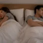 Ilustrasi pasangan yang sedang berbaring berjauhan di tempat tidur. (Foto: AI Generate)
