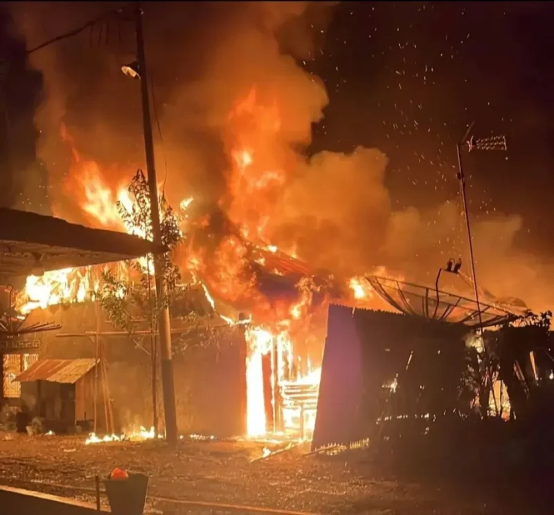 Lima kios di Pasar Ampalu Kabupaten Padang Pariaman, terbakar Selasa (2/6/2026) dini hari. (Foto: Dinas Damkar Padang Pariaman)