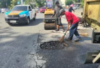 Pekerja Dinas PUPR Padang sedang melakukan penambalan jalan berlubang. (Foto: Pemko Padang)