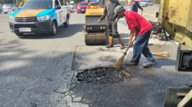 Pekerja Dinas PUPR Padang sedang melakukan penambalan jalan berlubang. (Foto: Pemko Padang)