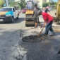Pekerja Dinas PUPR Padang sedang melakukan penambalan jalan berlubang. (Foto: Pemko Padang)