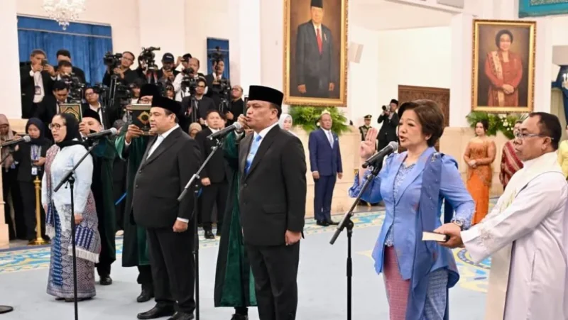 Presiden Prabowo Subianto melantik Nanik S. Deyang, Agustina Arumsari dan Trenggono sebagai Kepala dan Wakil Kepala BGN di Istana Negara, Jakarta, Senin (8/6/2026). (Foto: BPMI Setpres/Cahyo)