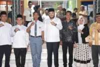 Wali Kota Padang Fadly Amran melepas Fathir Verianico untuk mengikuti seleksi calon Paskibraka tingkat nasional di halaman Kantor Camat Pauh, Sabtu (13/6/2026). (Foto: Pemko Padang)