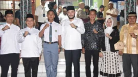 Wali Kota Padang Fadly Amran melepas Fathir Verianico untuk mengikuti seleksi calon Paskibraka tingkat nasional di halaman Kantor Camat Pauh, Sabtu (13/6/2026). (Foto: Pemko Padang)