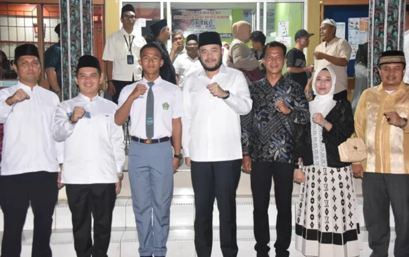 Wali Kota Padang Fadly Amran melepas Fathir Verianico untuk mengikuti seleksi calon Paskibraka tingkat nasional di halaman Kantor Camat Pauh, Sabtu (13/6/2026). (Foto: Pemko Padang)