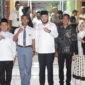 Wali Kota Padang Fadly Amran melepas Fathir Verianico untuk mengikuti seleksi calon Paskibraka tingkat nasional di halaman Kantor Camat Pauh, Sabtu (13/6/2026). (Foto: Pemko Padang)