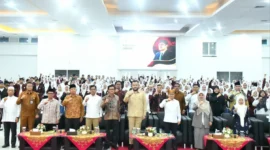 Wali Kota Padang Fadly Amran menghadiri kegiatan pembekalan dan pelepasan 2.530 mahasiswa KKN UIN-IB Padang 2026 di Aula Gedung J Kampus III UIN-IB Padang, Senin (15/6/2026). (Foto: Pemko Padang)