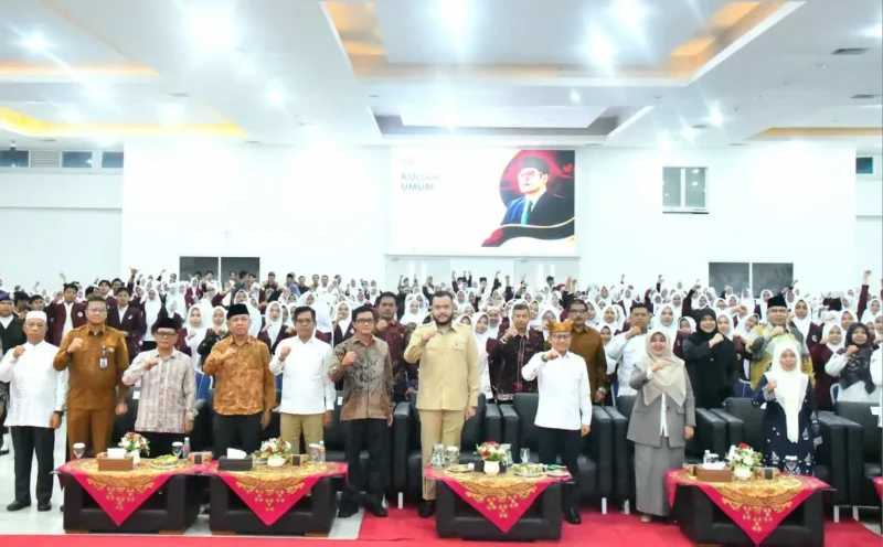 Wali Kota Padang Fadly Amran menghadiri kegiatan pembekalan dan pelepasan 2.530 mahasiswa KKN UIN-IB Padang 2026 di Aula Gedung J Kampus III UIN-IB Padang, Senin (15/6/2026). (Foto: Pemko Padang)