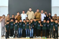 Wali Kota Padang Fadly Amran melepas keberangkatan tim SSB Persepaja 06 KU-11 ke Piala Dunia Anak Indonesia 2026 di Kota Bandung, bertempat di Gedung Putih Kediaman Resmi Wali Kota, Senin (22/6/2026). (Foto: Pemko Padang)