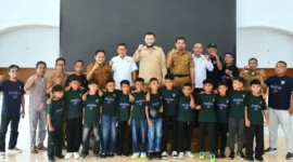 Wali Kota Padang Fadly Amran melepas keberangkatan tim SSB Persepaja 06 KU-11 ke Piala Dunia Anak Indonesia 2026 di Kota Bandung, bertempat di Gedung Putih Kediaman Resmi Wali Kota, Senin (22/6/2026). (Foto: Pemko Padang)