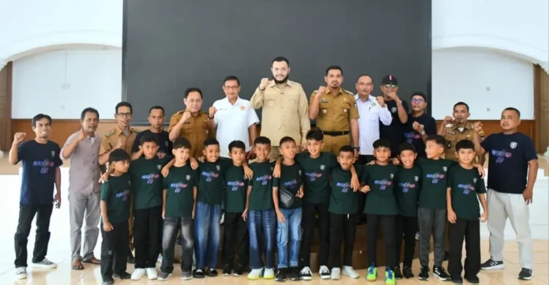 Wali Kota Padang Fadly Amran melepas keberangkatan tim SSB Persepaja 06 KU-11 ke Piala Dunia Anak Indonesia 2026 di Kota Bandung, bertempat di Gedung Putih Kediaman Resmi Wali Kota, Senin (22/6/2026). (Foto: Pemko Padang)