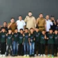 Wali Kota Padang Fadly Amran melepas keberangkatan tim SSB Persepaja 06 KU-11 ke Piala Dunia Anak Indonesia 2026 di Kota Bandung, bertempat di Gedung Putih Kediaman Resmi Wali Kota, Senin (22/6/2026). (Foto: Pemko Padang)