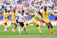 Pemain Inggris Jude Bellingham berusaha melewati hadangan pemain Ghana dalam laga fase grup Piala Dunia 2026. (Foto: FIFA.com)
