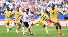 Pemain Inggris Jude Bellingham berusaha melewati hadangan pemain Ghana dalam laga fase grup Piala Dunia 2026. (Foto: FIFA.com)