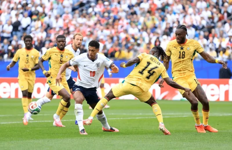 Pemain Inggris Jude Bellingham berusaha melewati hadangan pemain Ghana dalam laga fase grup Piala Dunia 2026. (Foto: FIFA.com)