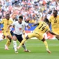Pemain Inggris Jude Bellingham berusaha melewati hadangan pemain Ghana dalam laga fase grup Piala Dunia 2026. (Foto: FIFA.com)