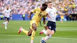 Pemain Timnas Inggris dan Ghana terlibat duel perebutan bola dalam pertandingan fase grup Piala Dunia 2026. (Foto: FIFA.com)