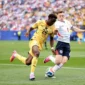 Pemain Timnas Inggris dan Ghana terlibat duel perebutan bola dalam pertandingan fase grup Piala Dunia 2026. (Foto: FIFA.com)