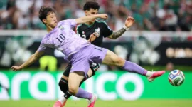 Pemain Korea Selatan saat berduel dengan pemain Meksiko. (Foto: FIFA.com)