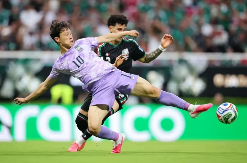 Pemain Korea Selatan saat berduel dengan pemain Meksiko. (Foto: FIFA.com)