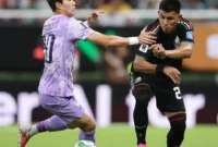 Pemain Timnas Meksiko dan Korea Selatan terlibat duel perebutan bola dalam pertandingan fase grup Piala Dunia 2026. (Foto: FIFA.com)